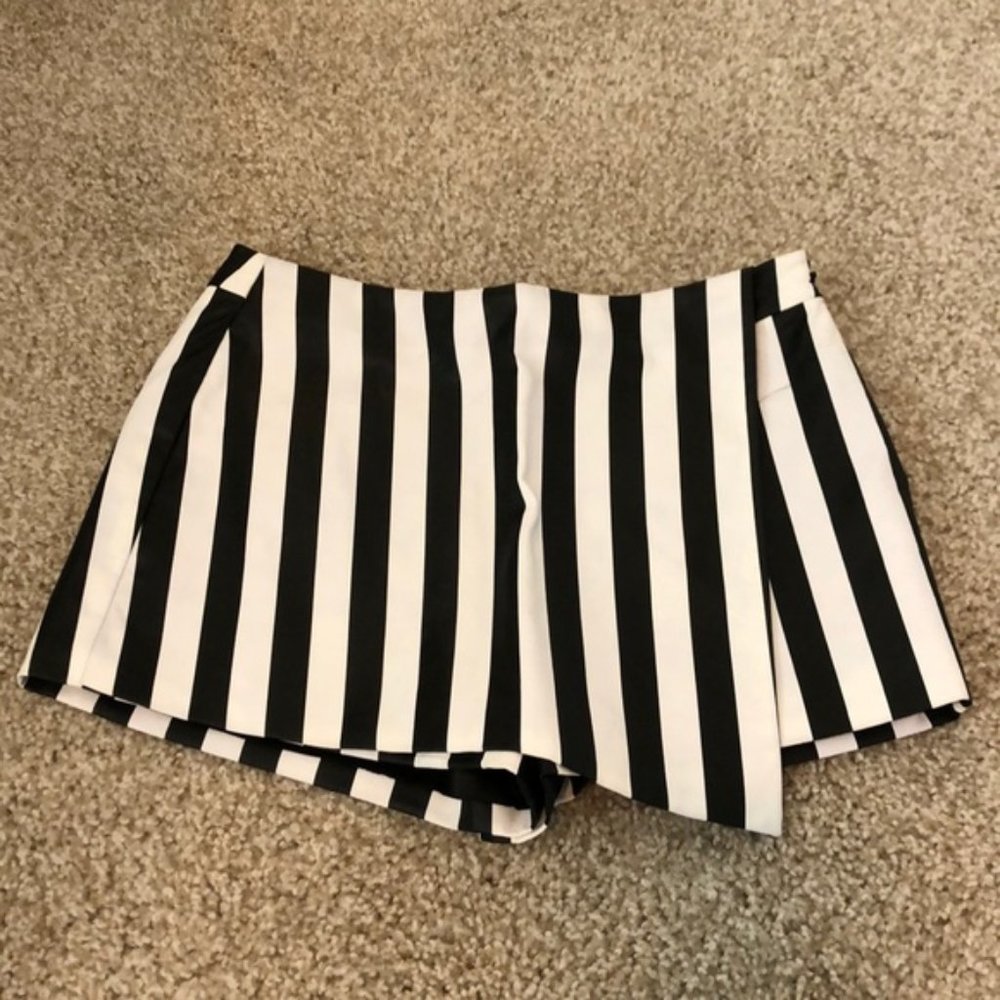 FOREVER 21 STRIPED FAUX LEATHER SHORT SKORT